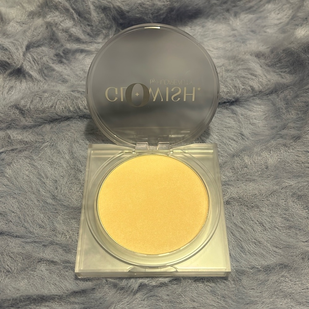 Glowish by Huda Beauty Luminous Pressed Powder